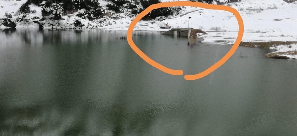 Sott'acqua una centralina elettrica sul Fedaia
